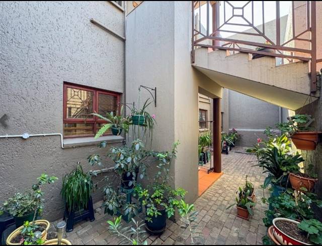 2 BEDROOM TOWNHOUSE FOR SALE IN BASSONIA